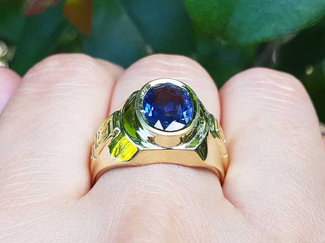 Solid yellow gold men&#39;s sapphire ring