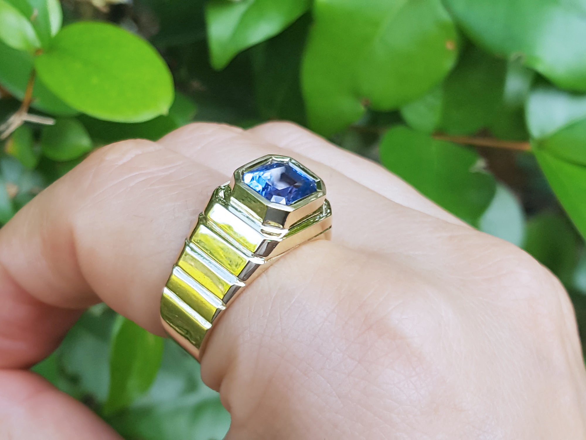 Solid yellow gold men&#39;s sapphire ring