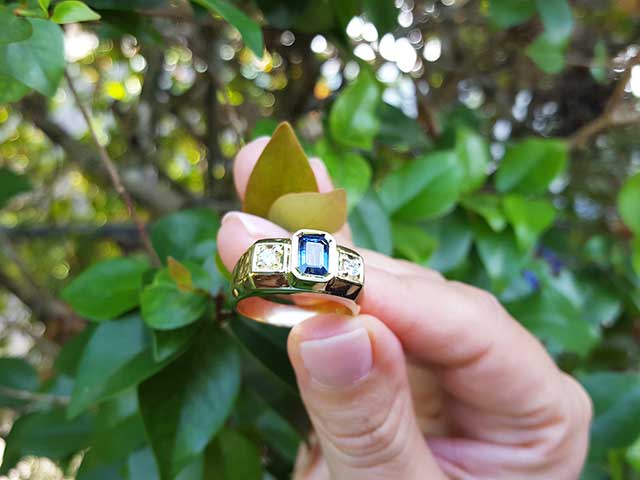 Men&#39;s sapphire and diamond ring