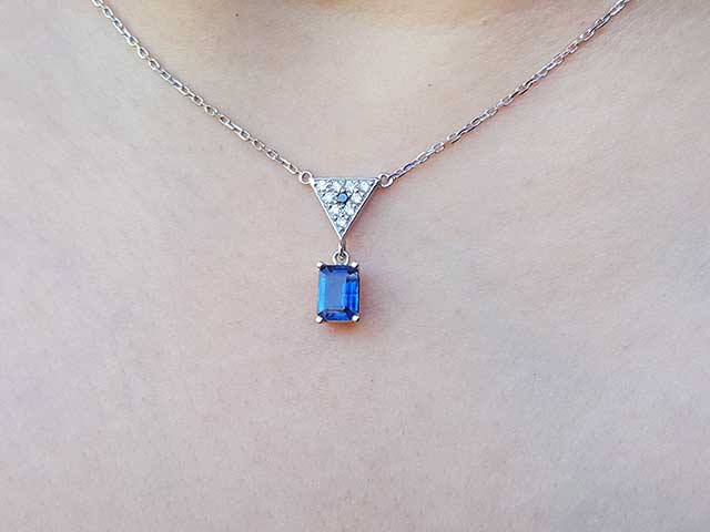 White gold sapphire necklace