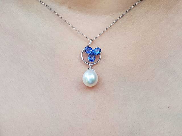 Sapphire necklace wit pearl