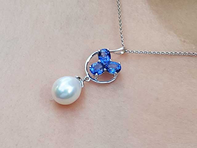 Ovals sapphire cluster pendant and pearl