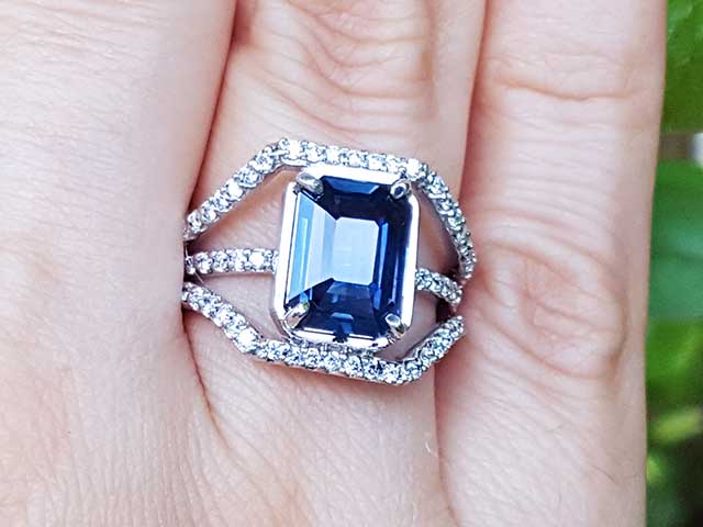 Certified Untreated Women's Blue Sapphire Ring for Sale 18K