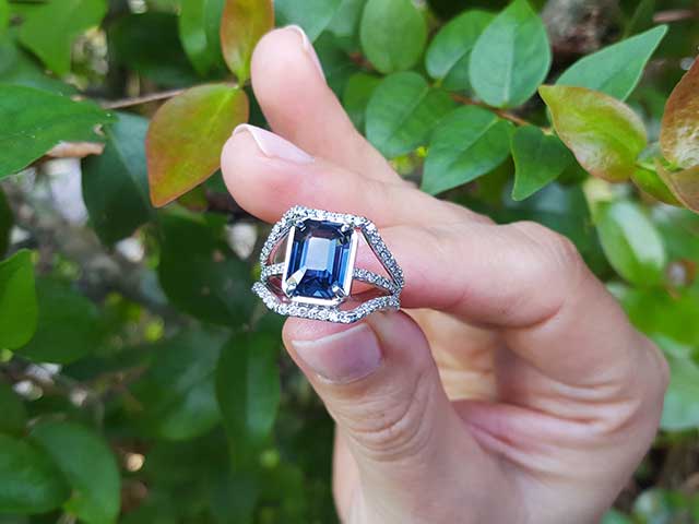 Certified Untreated Women's Blue Sapphire Ring for Sale 18K