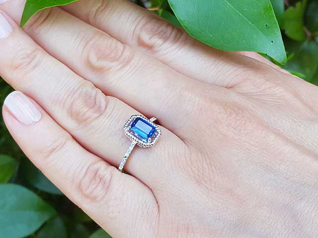 Women&#39;s solitaire sapphire ring for Sale