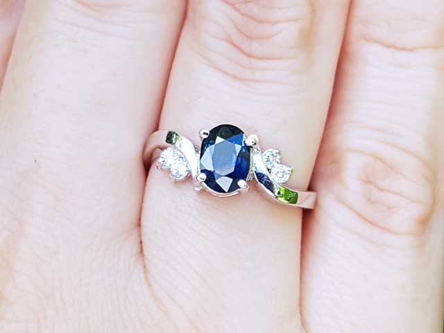 Blue sapphire oval ring