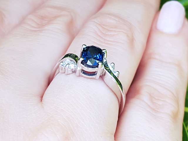 Bridal sapphire ring oval cut