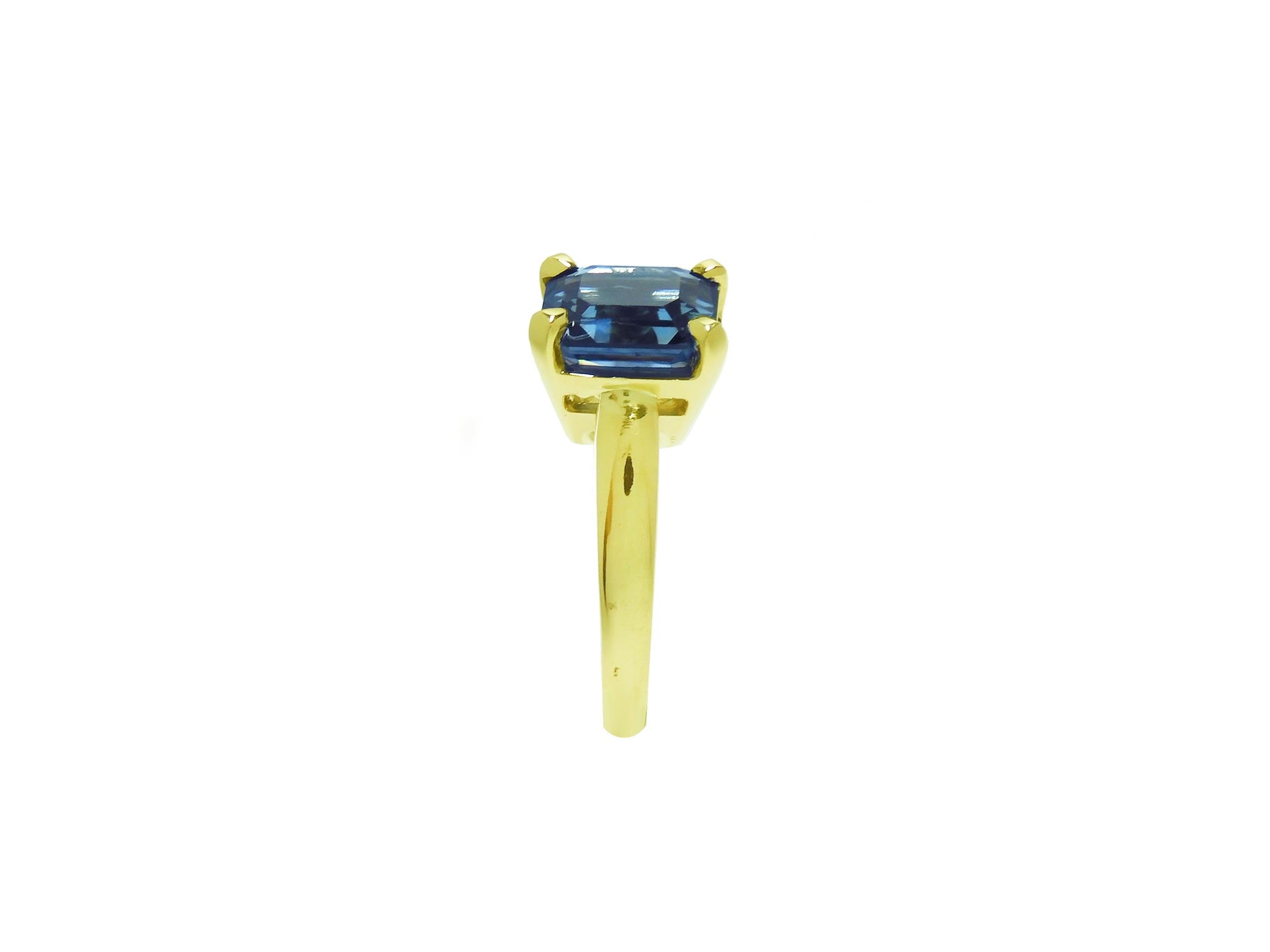 Natural solitaire sapphire ring