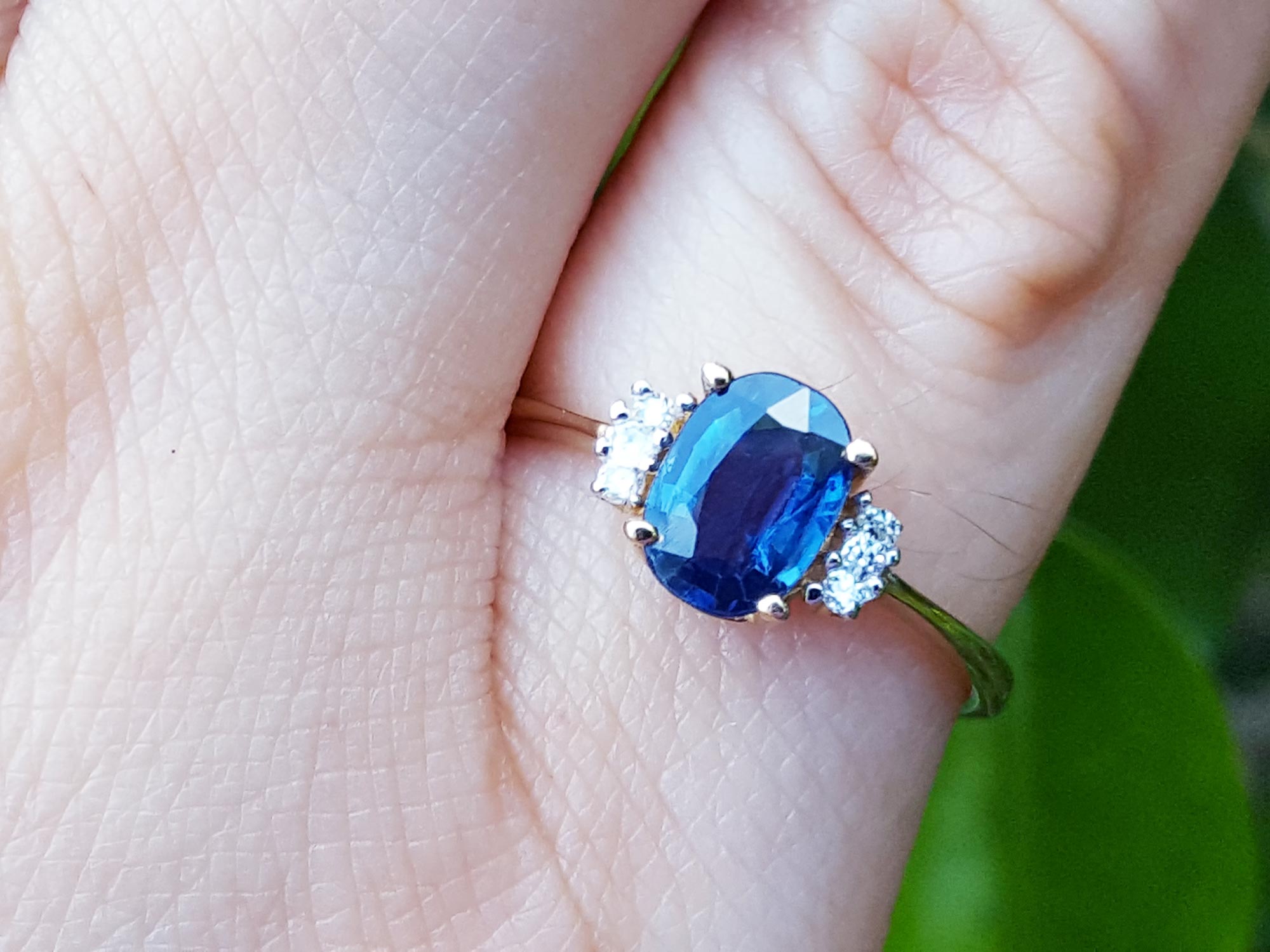 Natural sapphire and diamond ring