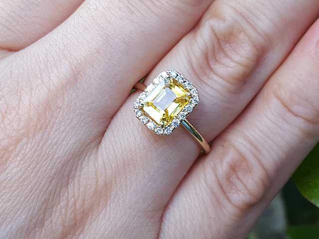 Women&#39;s natural sapphire ring