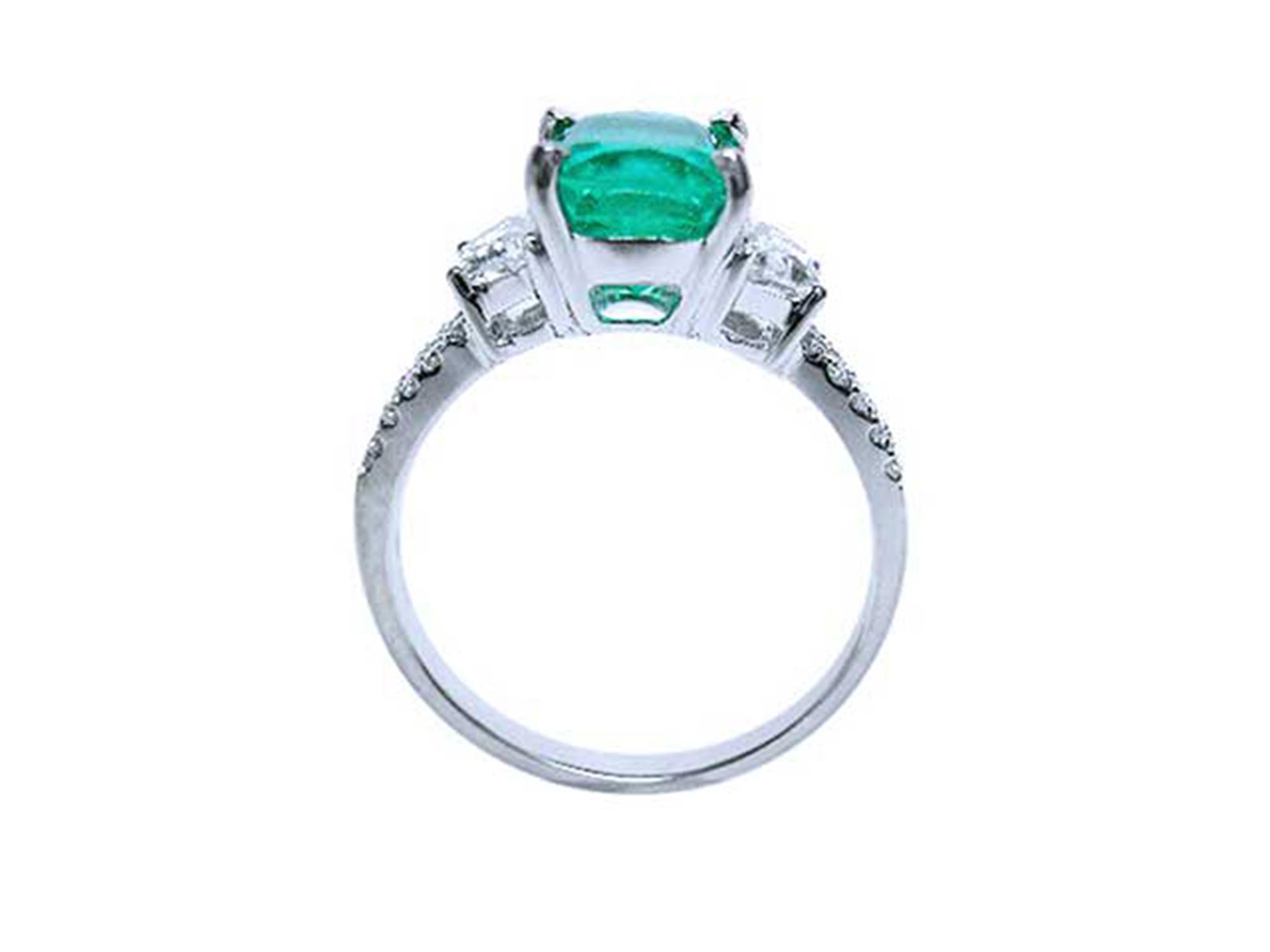 anillo con esmeralda corte cojín y diamantes en oro blanco para bodas