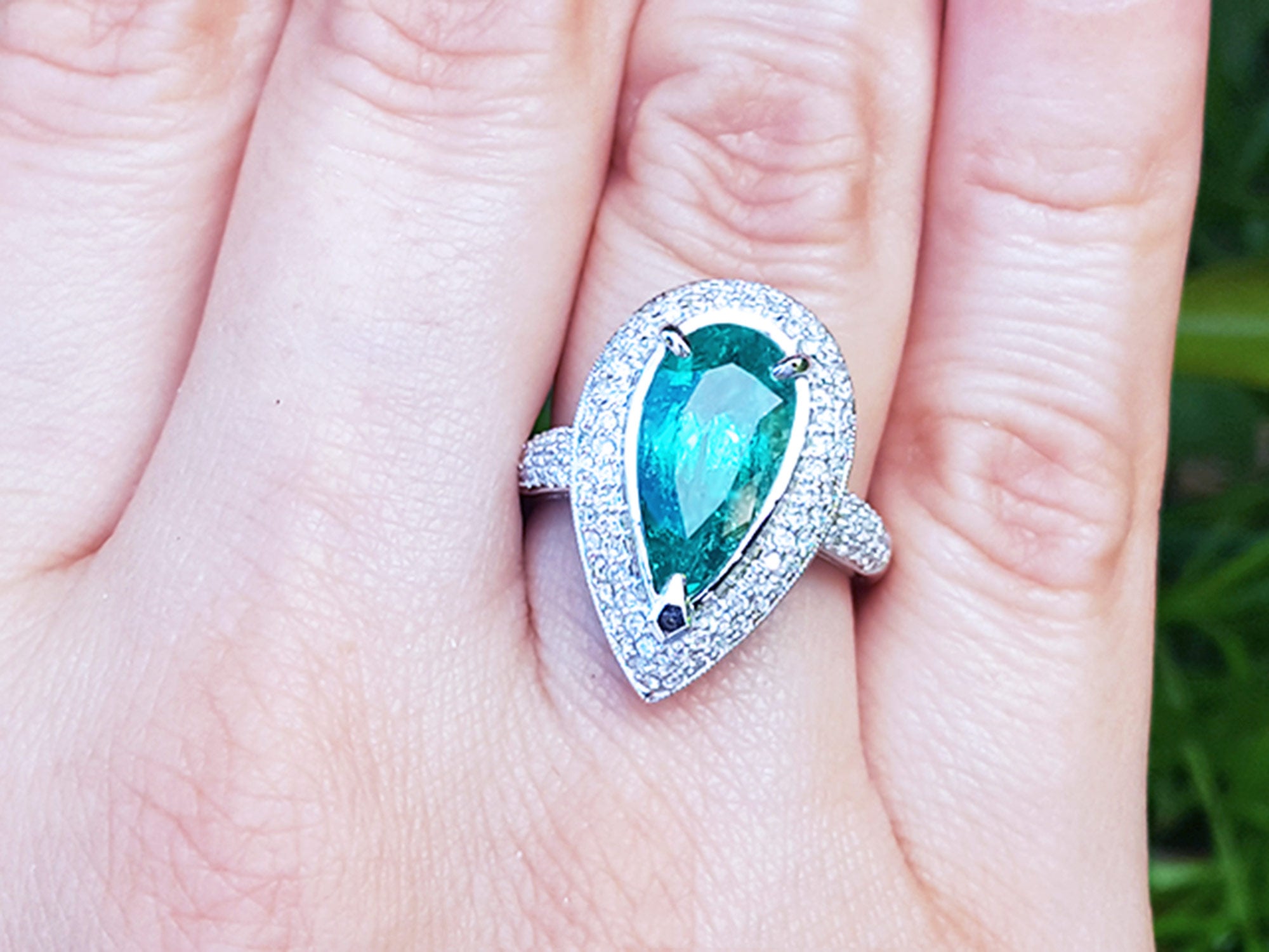 Anillo para dama con esmeralda rodeada de diamantes naturales