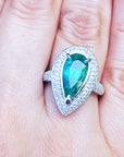 Anillo para dama con esmeralda rodeada de diamantes naturales