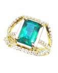Anillo en oro amarillo de 18k con esmeralda y diamantes naturales