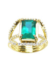 Anillo de compromiso con esmeralda y diamantes en oro amarillo de 18k