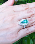 Anillo de compromiso con esmerada y diamantes naturales en oro blanco