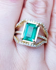 Anillo de compromiso con esmeralda genuina de Colombia en oro amarillo