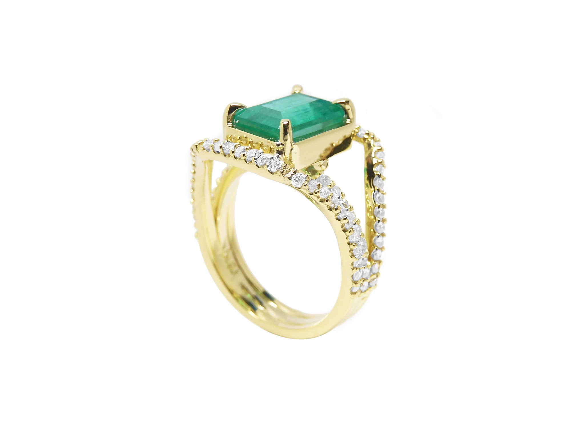 Esmeralda y diamantes naturales en anillo de oro amarillo de 18k