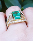 Anillo en oro de 18k con esmeralda genuina y diamantes naturales 