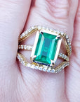 Anillo esmeralda y diamantes en oro amarillo de 18k con diamantes