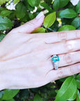 Anillo de compromiso con esmerada cuadrada y diamantes naturales