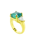Esmeralda cuadrada y diamantes laterales corte triangular en anillo de oro amarillo de 18k en perfil de medio lado.