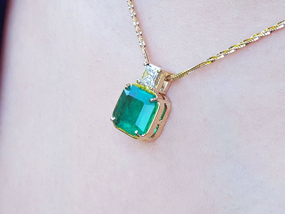 Authentic Colombian Emerald necklace this Asscher cut natural Colombian emerald is weighing 2.64 carats