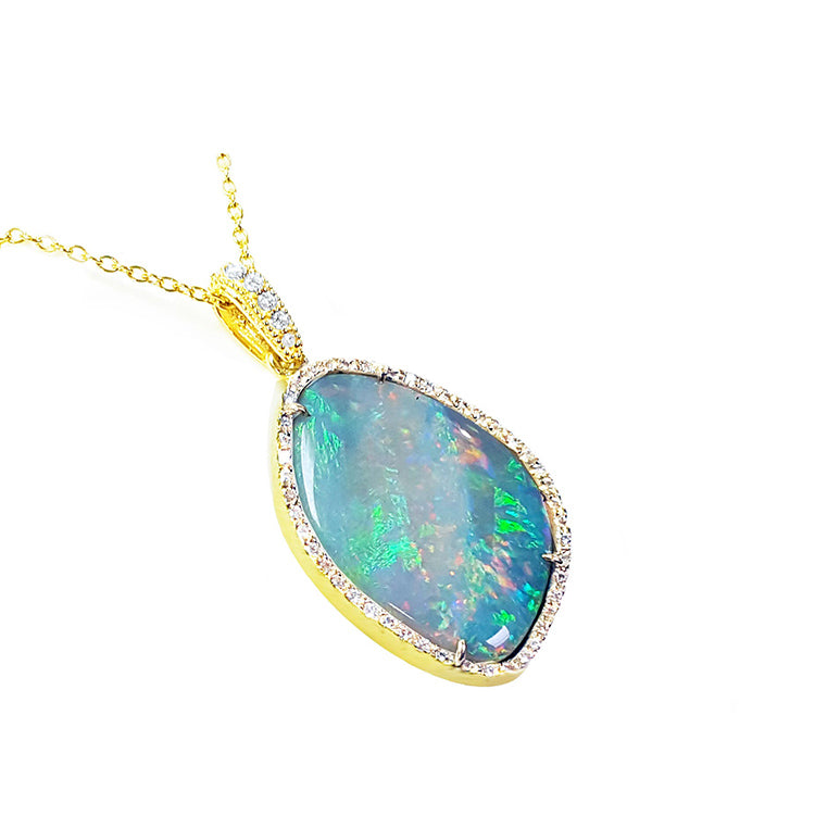 Exquisita colección de joyería en oro con ópalos australianos naturales y diamantes, diseñada para mujer.