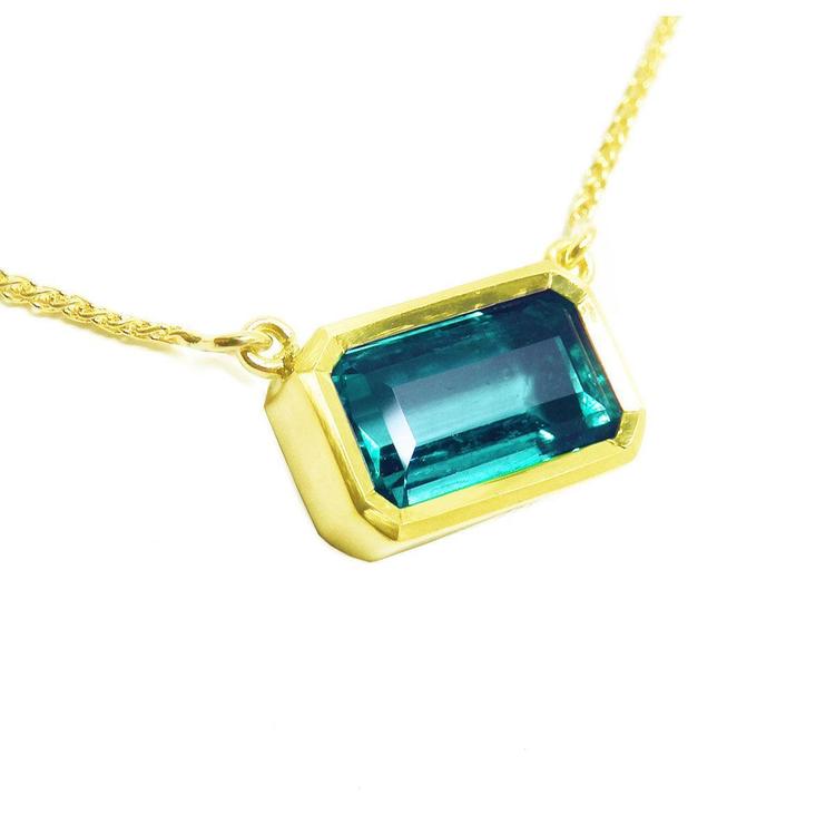 Women's emerald necklace solitaire style, Muzo Colombian origin east-west orientation handcrafted in 18k yellow gold