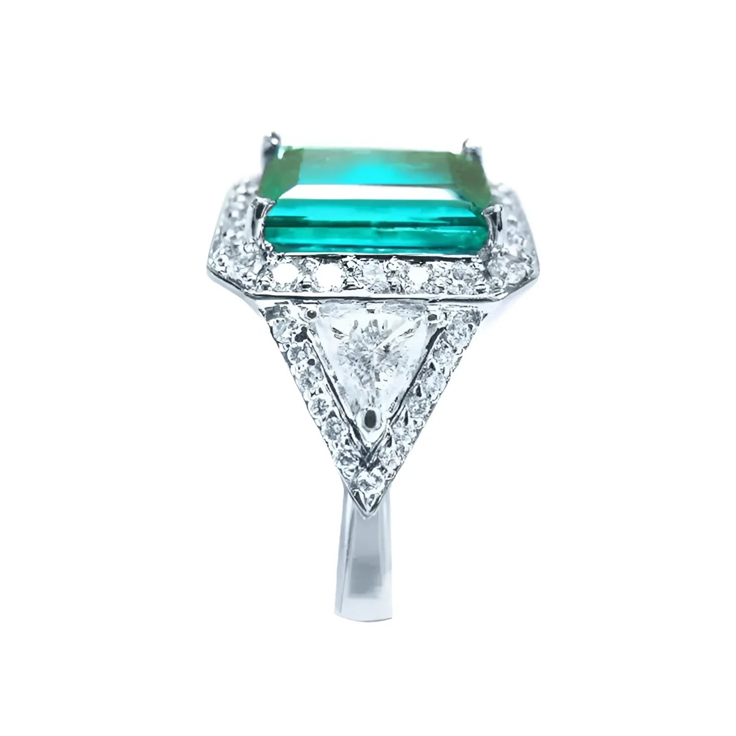Anillo de oro blanco 18K con esmeralda colombiana rectangular de 3.98 ct y diamantes.
