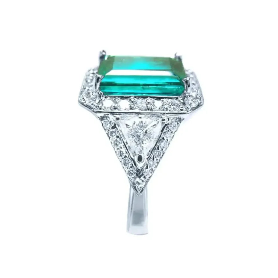 Anillo de oro blanco 18K con esmeralda colombiana rectangular de 3.98 ct y diamantes.