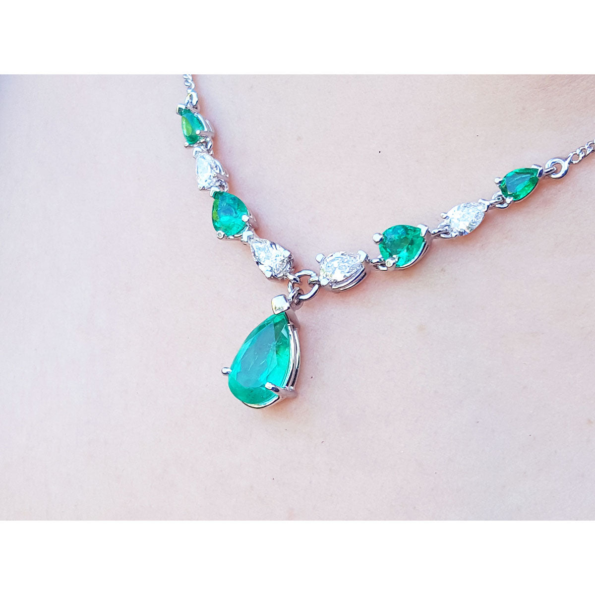 Women&#39;s emerald necklace natural diamonds pear shaped in 14k white gold settings complemented with a wheat style chain