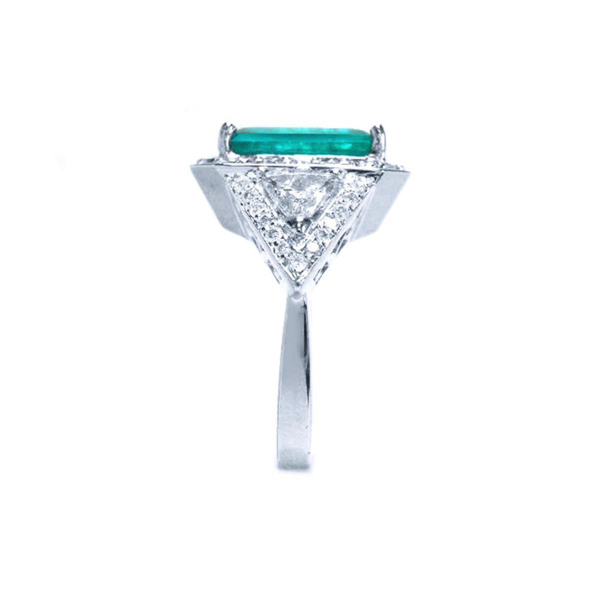 A genuine Muzo mine Colombian emerald ring for women on side position, were top, shoulder and shank profile are visibles,