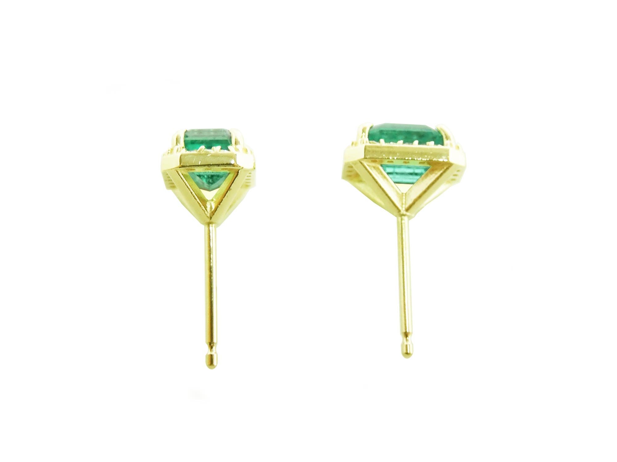Pair of yellow gold emerald stud earrings, underside view, push backs system.
