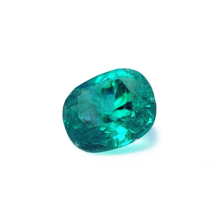 GIA certified cushion cut Colombian emerald, front side girdle and crown view