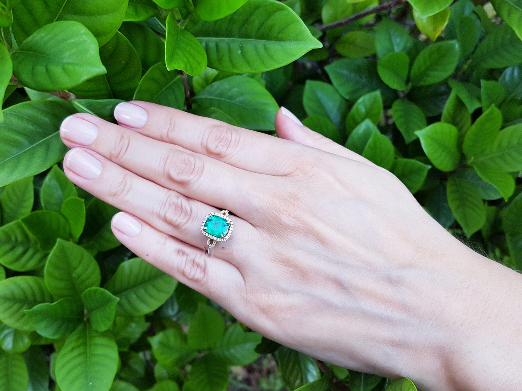 Cushion cut Women&#39;s emerald rings