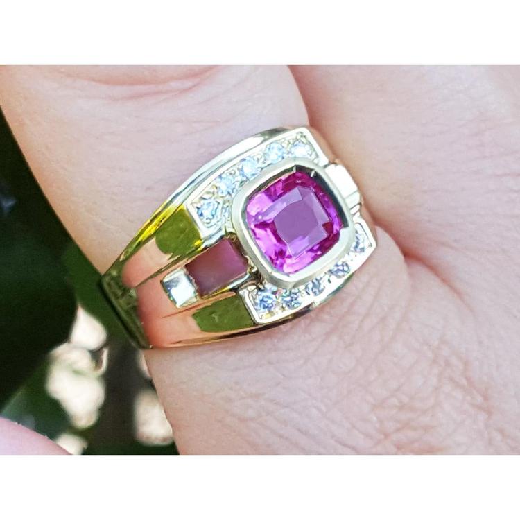 Natural GIA certified untreated men's pink sapphire ring bezel set yellow gold, on finger top view