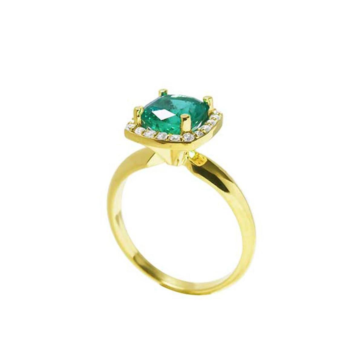 This 14k yellow gold cushion cut emerald ring is showing its lateral profile from the top to the band.