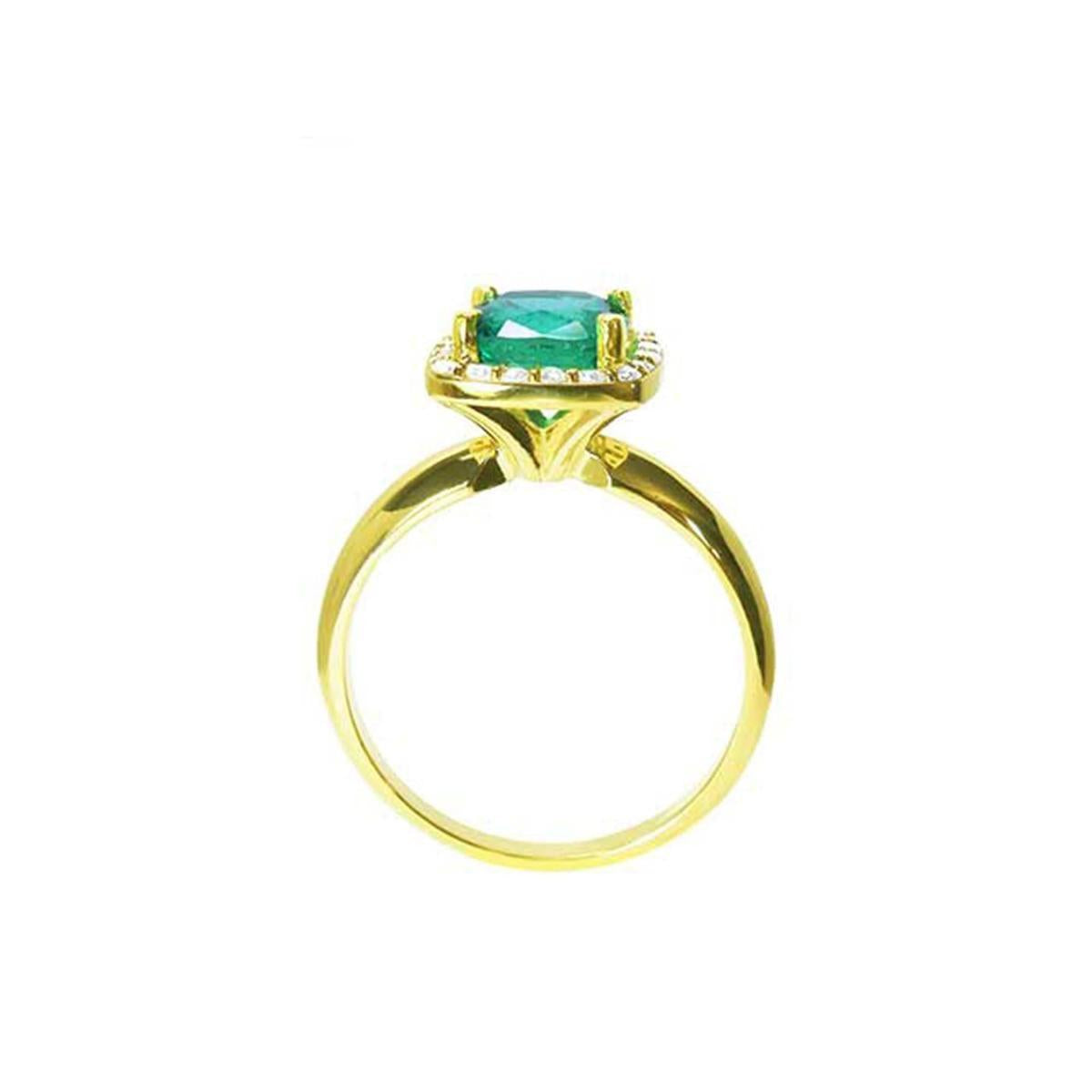The lateral side of this Colombian emerald cushion cut ring shows the top setting, gallery and band profile.