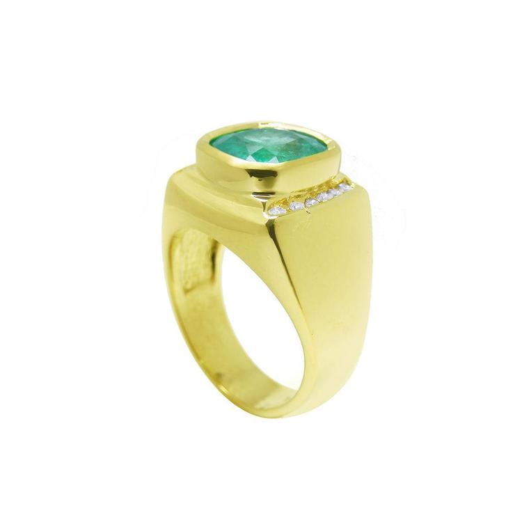 The half side position of this natural cushion cut emerald ring for men dhows the top setting and side profile band.