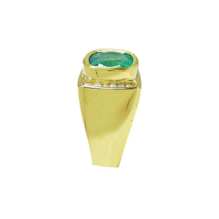 Side profile view of this natural men's emerald ring, top setting and band design are visibles.