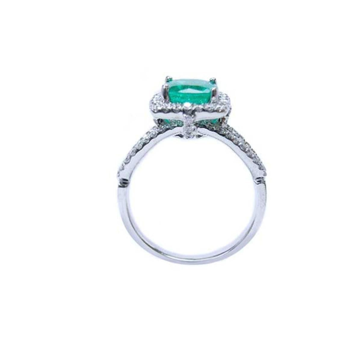 The lateral side of this colombian emerald ring displays the top setting, gallery and band ring.