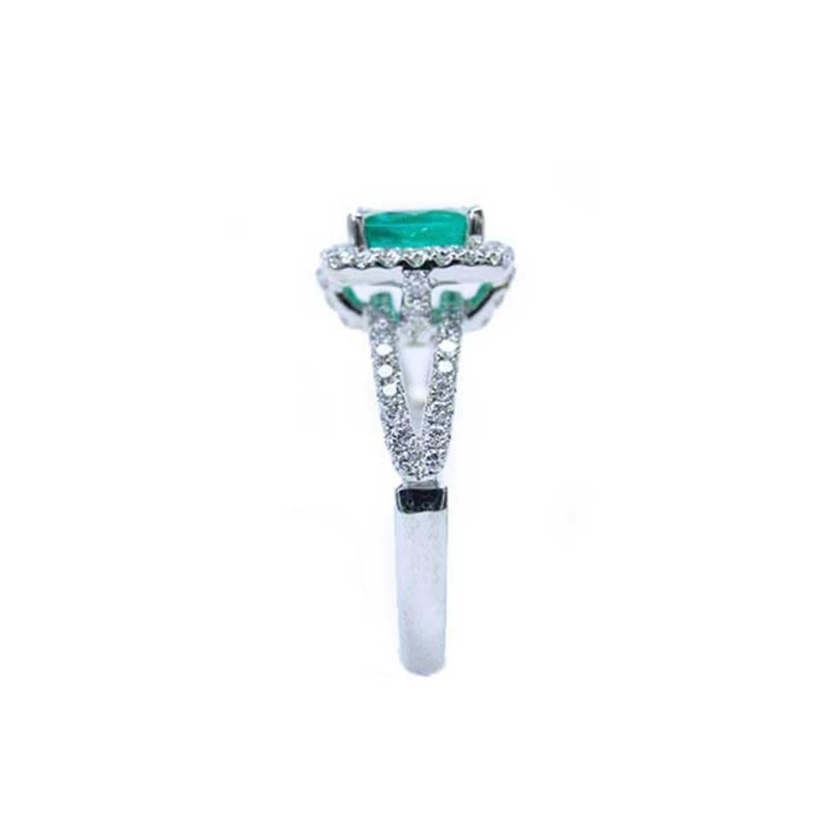 Side profile in this white gold emerald ring, where the top setting, gallery, split shank and ring band are more visibles.