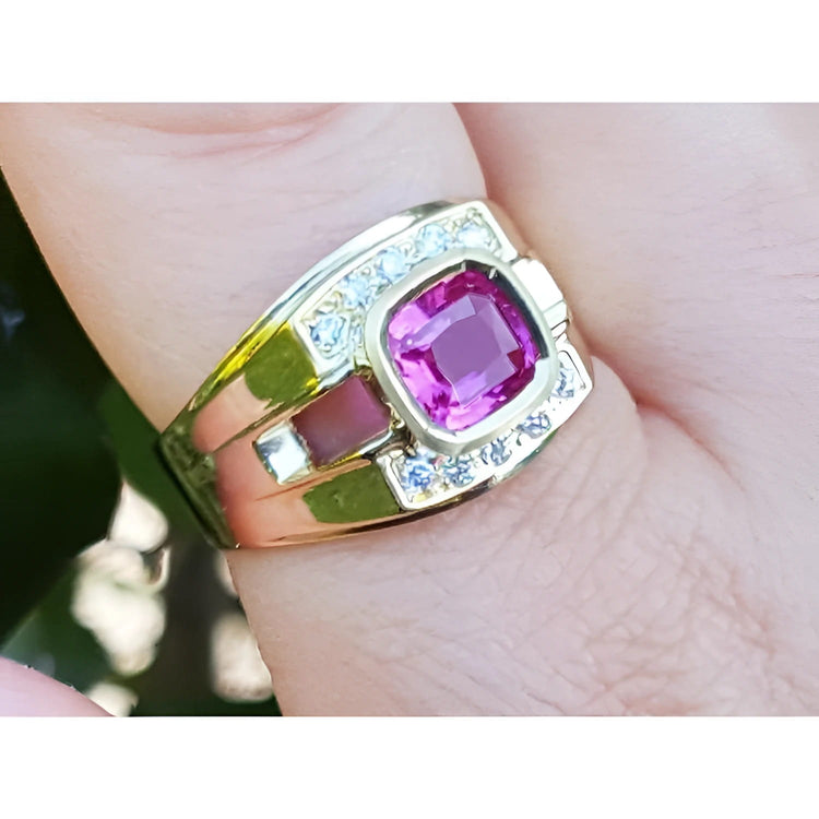 A natural, GIA-certified, untreated men’s pink sapphire ring featuring a radiant purplish-pink hue, beautifully bezel-set in 18k yellow gold.
