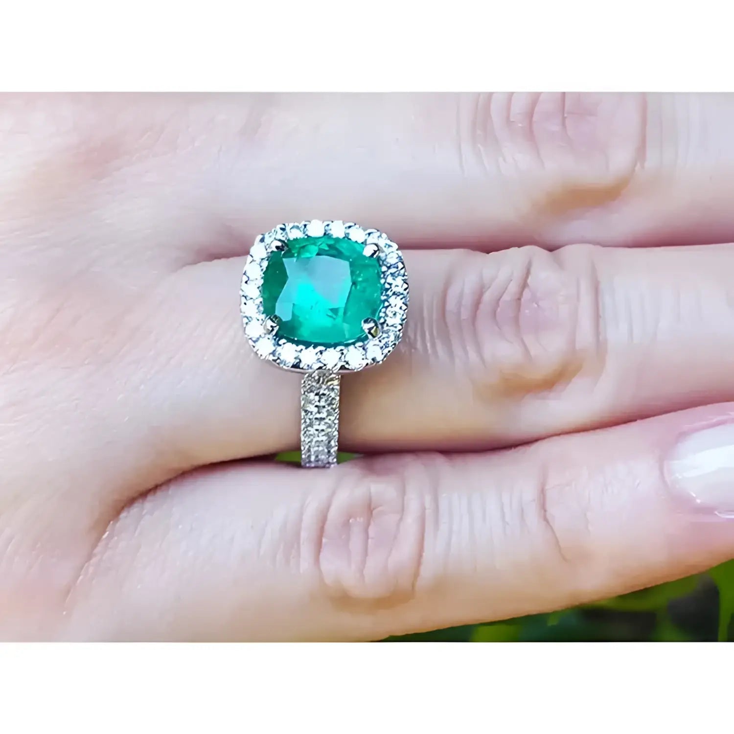 Anillo de oro blanco 14k con esmeralda colombiana corte cojín 3.92 ct y diamantes.