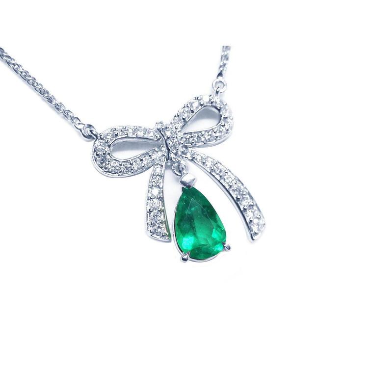 Colombian emerald bowtie necklace pear cut 1.28 carats mined in Muzo, with high quality natural diamonds pave set