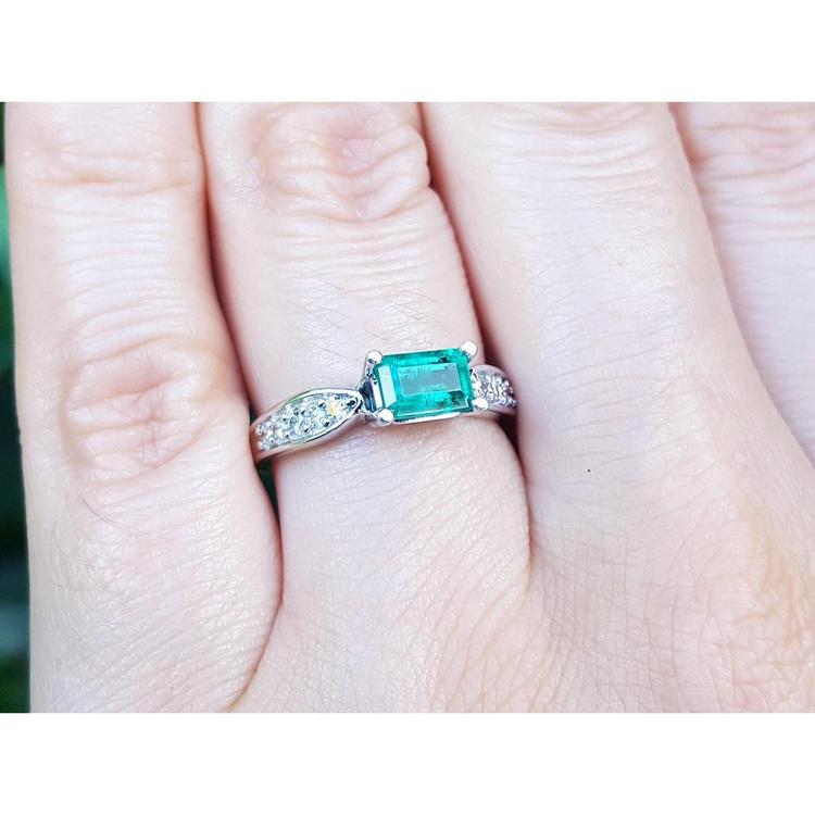 A colombian emerald ring with diamonds in white gold for mother's day gift.