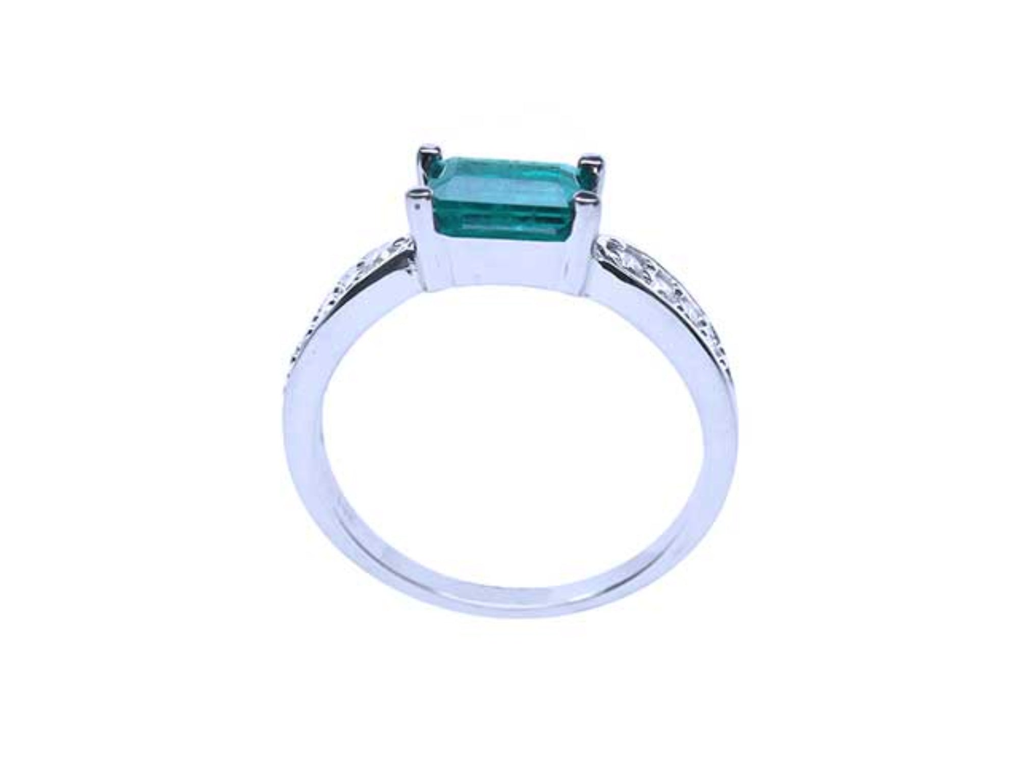 The lateral position of this emerald ring displays the top, gallery and band in white gold.