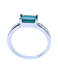 The lateral position of this emerald ring displays the top, gallery and band in white gold.