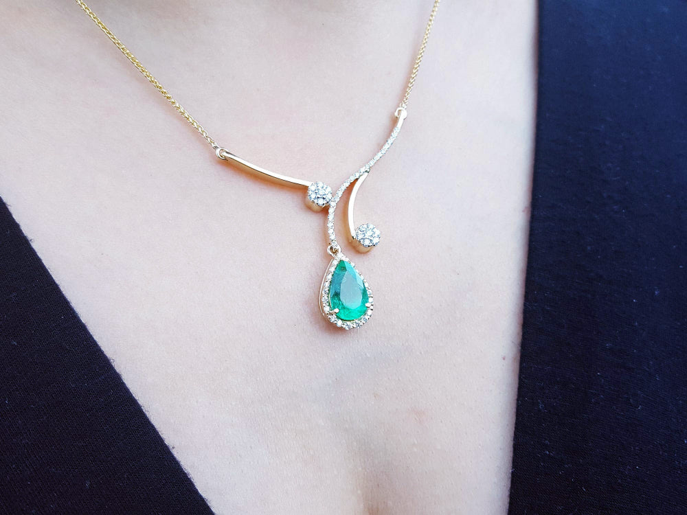 Bridal&#39;s complement emerald necklace sourced from the Muzo mines in Colombia a natural pear cut 2.96 carats